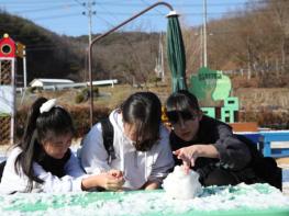 [경북온포토] 춘분(春分)인 3월에 눈사람 만들어 보는 안동임하초등학교 어린이들 기사 이미지