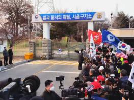 [[속보]] 대검, 윤석열 대통령 구속취소 즉시항고 포기… 석방 지휘 결론 기사 이미지