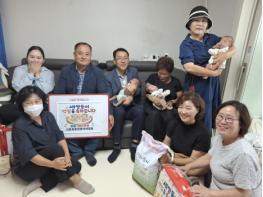상주시 신흥동통장협의회, 세쌍둥이의 건강한 100일 축하 기사 이미지