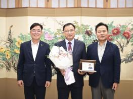 문경시, 민선9기 1호 홍보대사로 박강섭 서울관광재단 이사장 위촉 기사 이미지